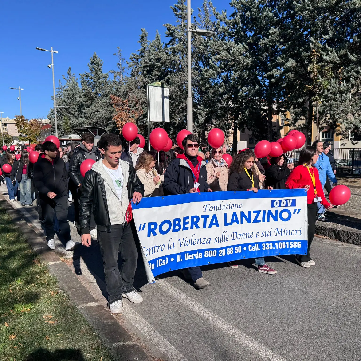 Cosenza, i ragazzi delle scuole sfilano tra le vie cittadine contro la violenza sulle donne