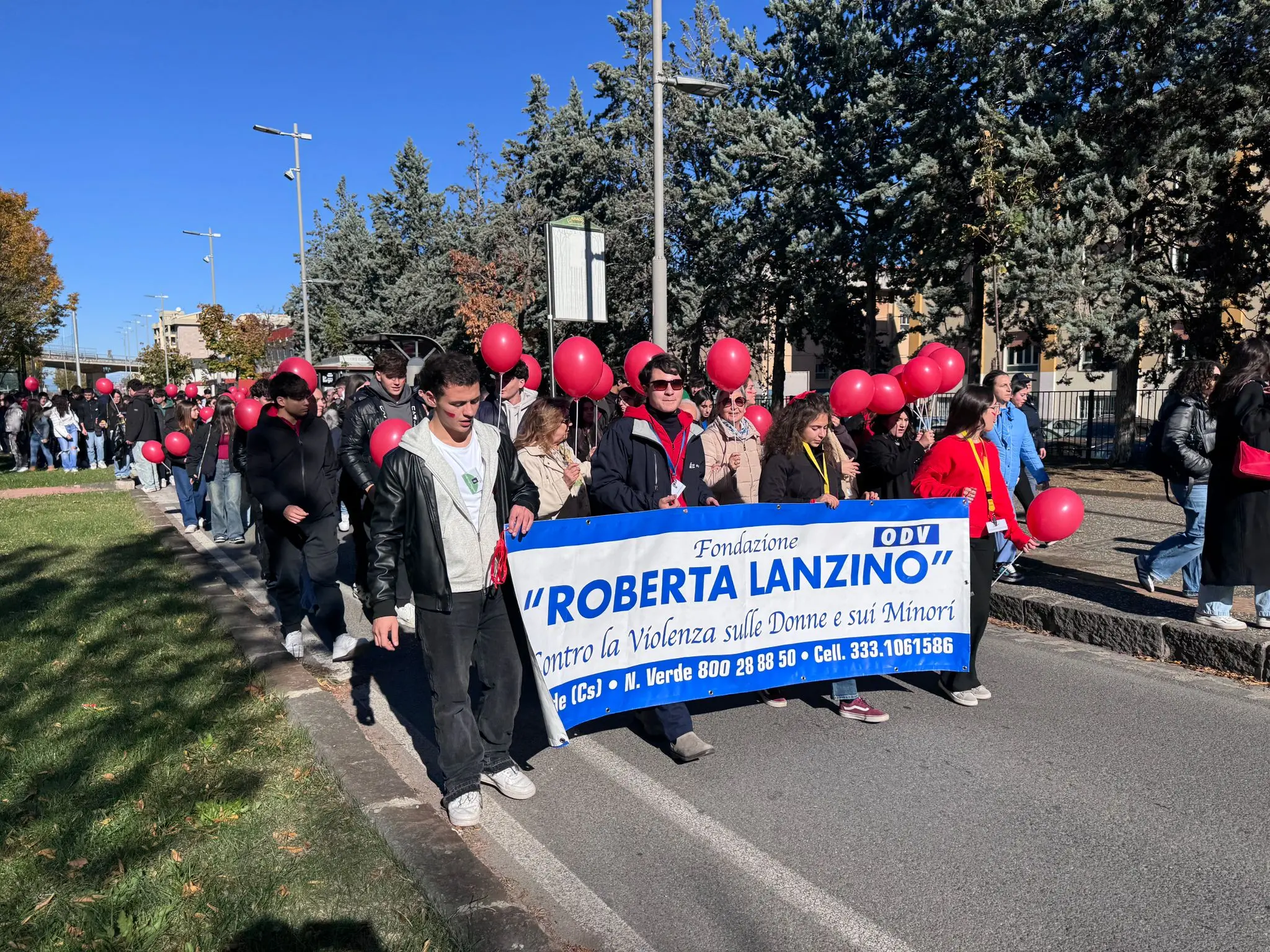 Cosenza, i ragazzi delle scuole sfilano tra le vie cittadine contro la violenza sulle donne
