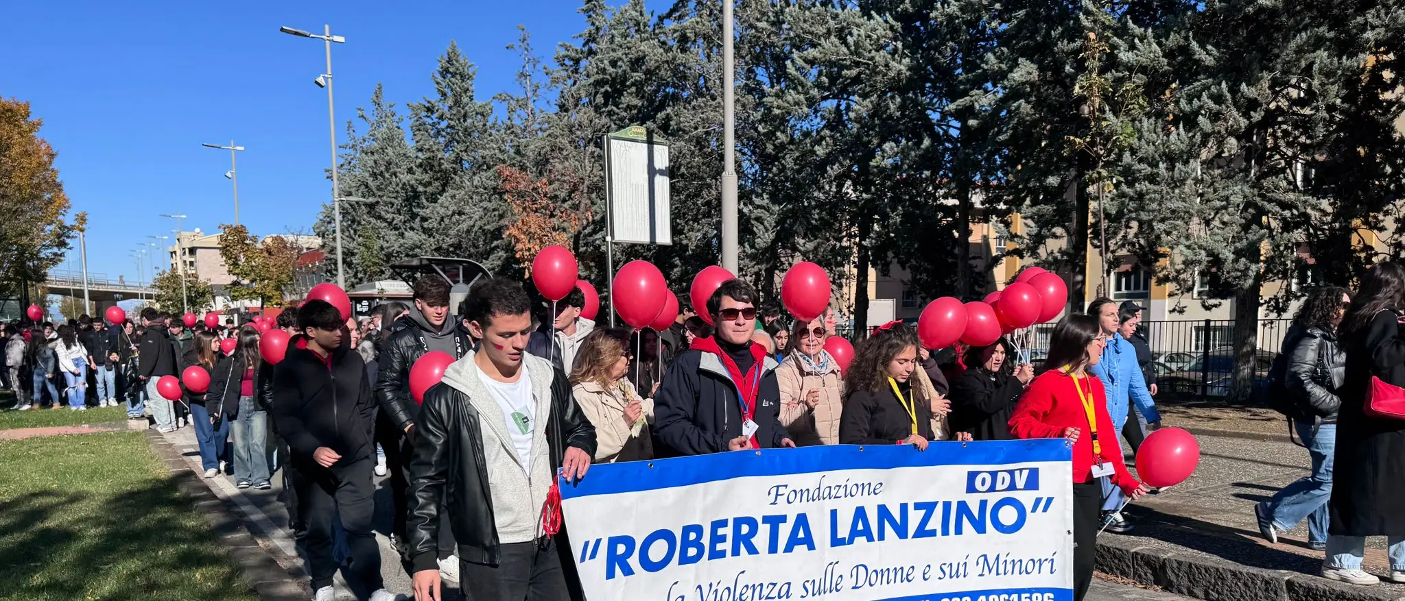 Cosenza, i ragazzi delle scuole sfilano tra le vie cittadine contro la violenza sulle donne