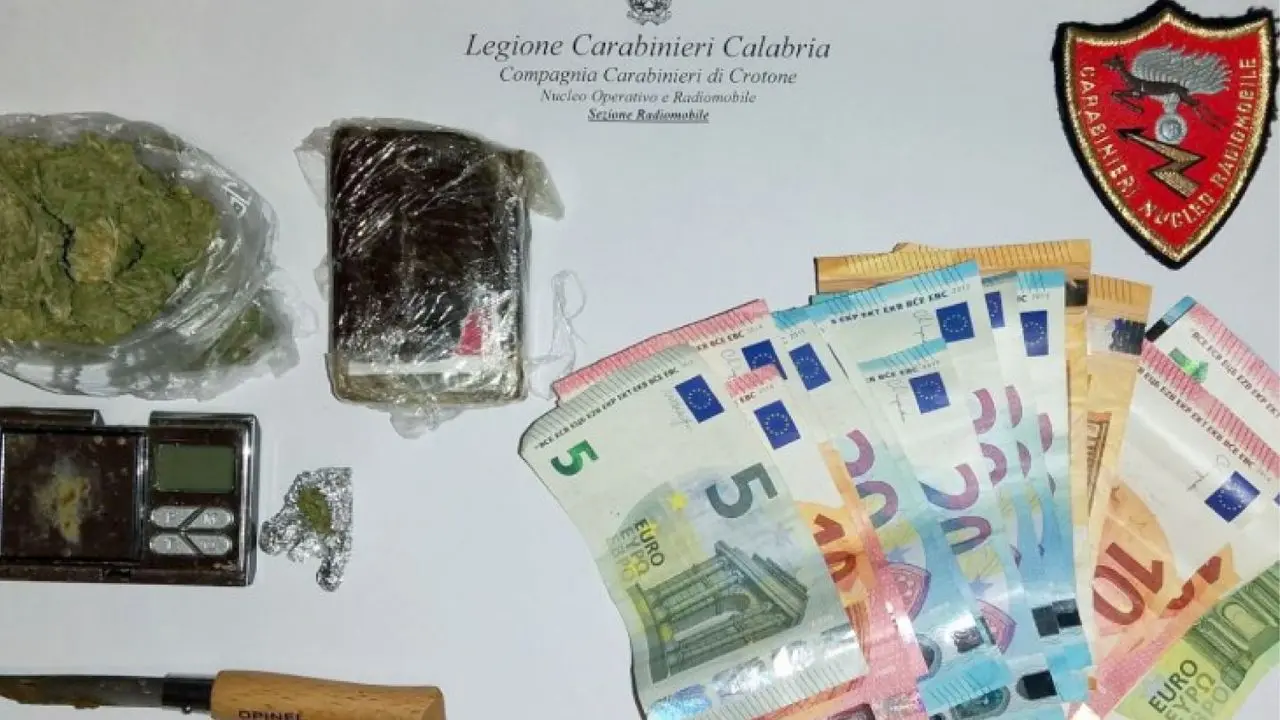 Crotone, avevano marijuana e hashish in casa: giovane coppia arrestata per spaccio\n