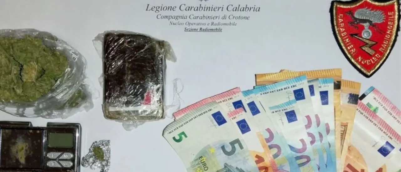 Crotone, avevano marijuana e hashish in casa: giovane coppia arrestata per spaccio\n