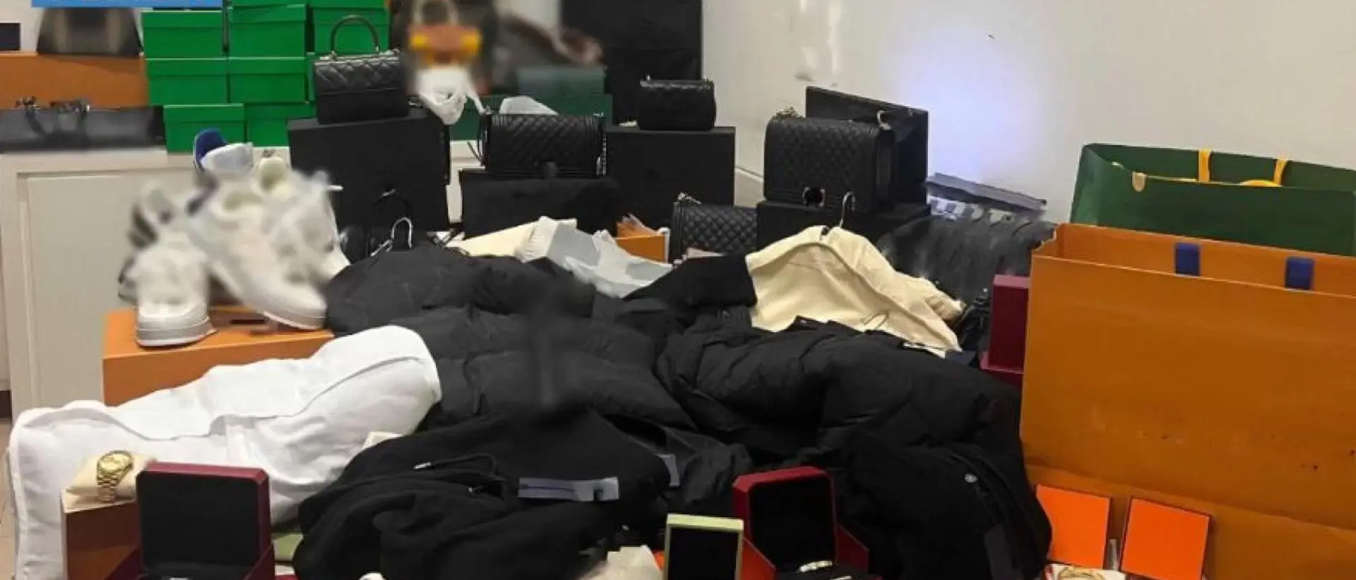 Milano, spendono 200mila euro in via Montenapoleone con carte di credito di altri:\u00A0arrestati cinque giovani americani\n