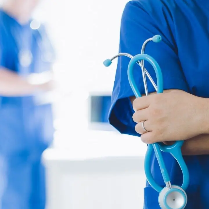 Reclutamento via social di Occhiuto: «Cerchiamo medici di guardia, di famiglia e del 118»\n