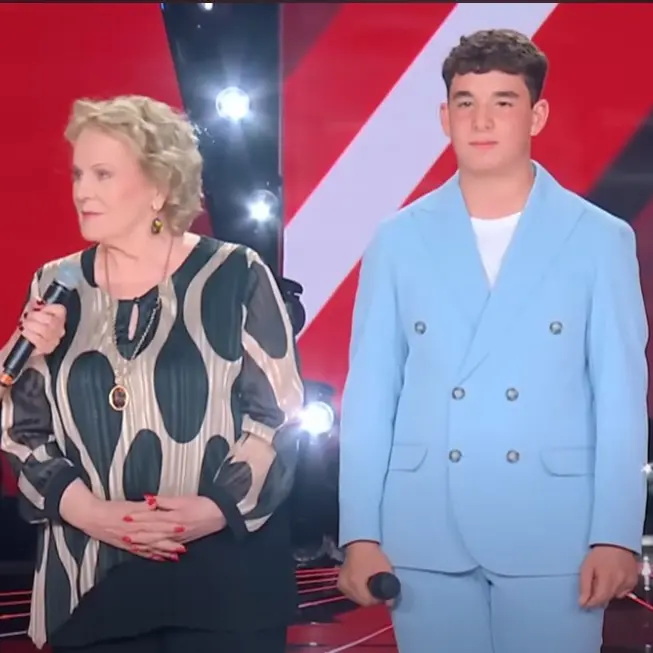 Il 14enne calabrese Marco Della Mura incanta pubblico e giudici a The Voice Kids: in studio è standing ovation\n