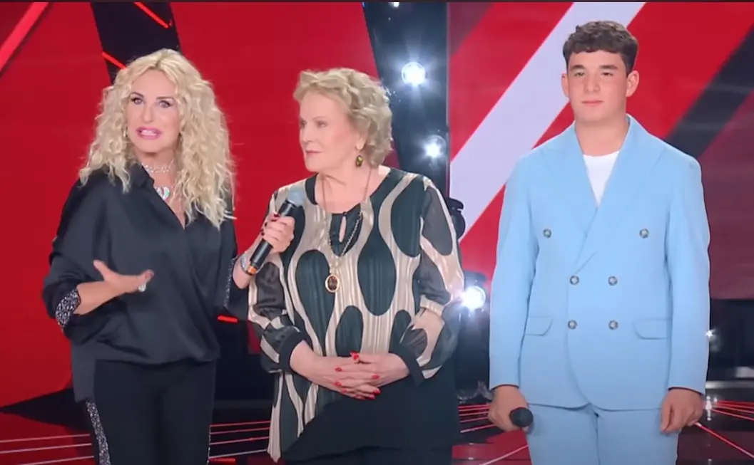 Il 14enne calabrese Marco Della Mura incanta pubblico e giudici a The Voice Kids: in studio è standing ovation\n