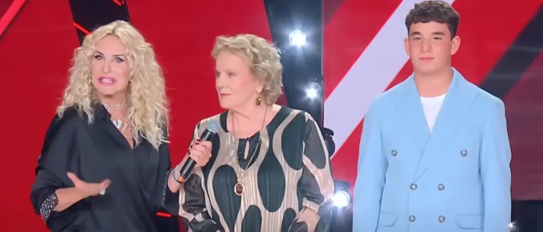 Il 14enne calabrese Marco Della Mura incanta pubblico e giudici a The Voice Kids: in studio è standing ovation\n