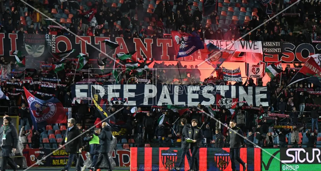 La coreografia Free Palestine della Curva Nord Cosenza diventa un caso social\n