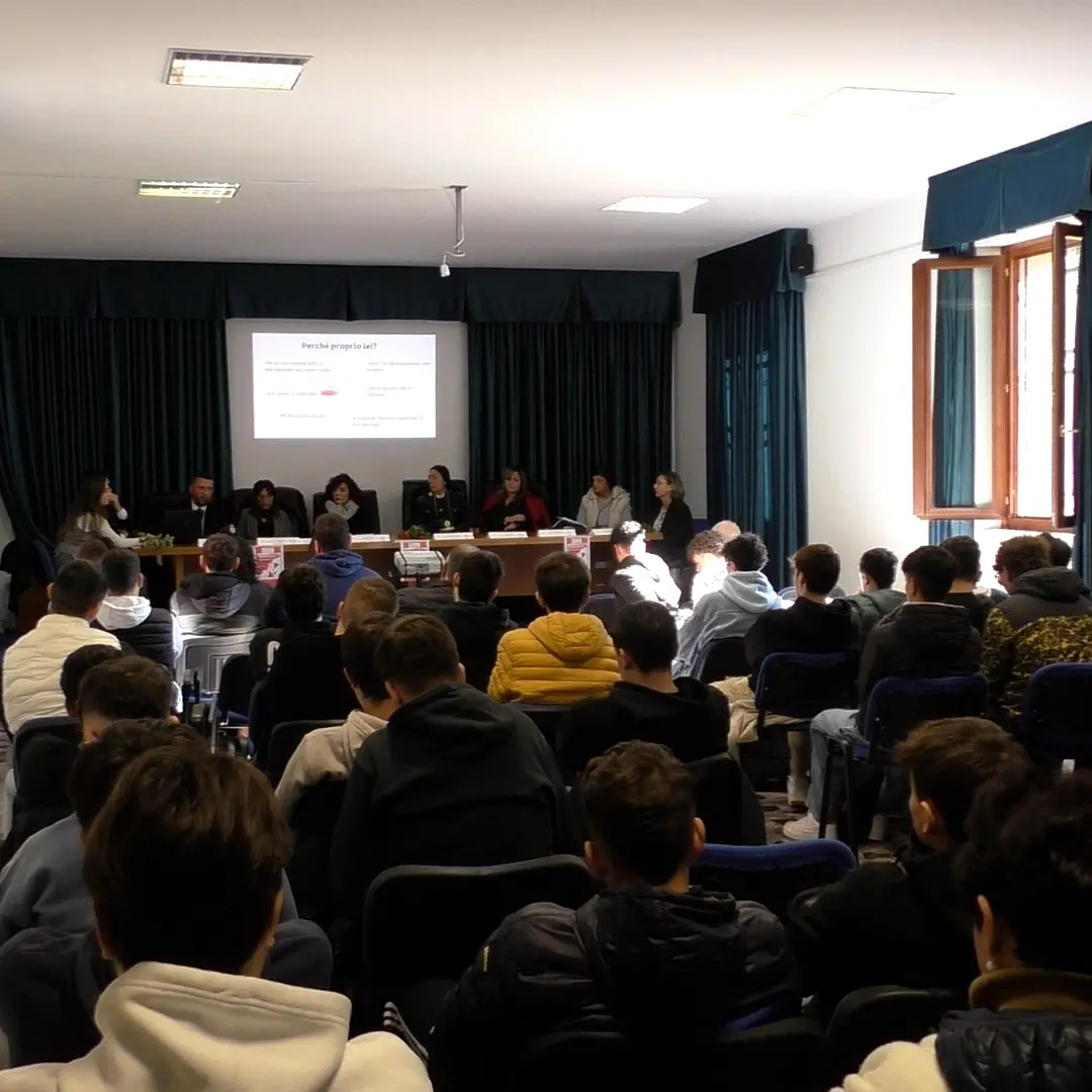 \"Nemmeno con un fiore\", a Fuscaldo studenti a lezione di libertà e rispetto verso le donne\n