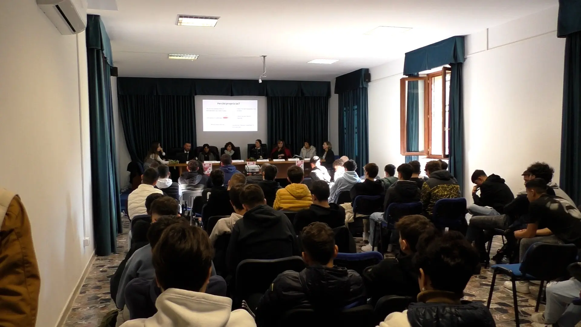 \"Nemmeno con un fiore\", a Fuscaldo studenti a lezione di libertà e rispetto verso le donne\n