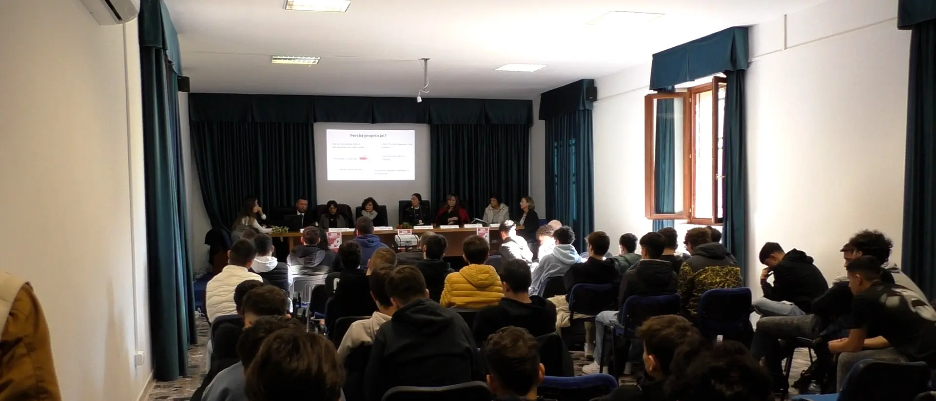 \"Nemmeno con un fiore\", a Fuscaldo studenti a lezione di libertà e rispetto verso le donne\n