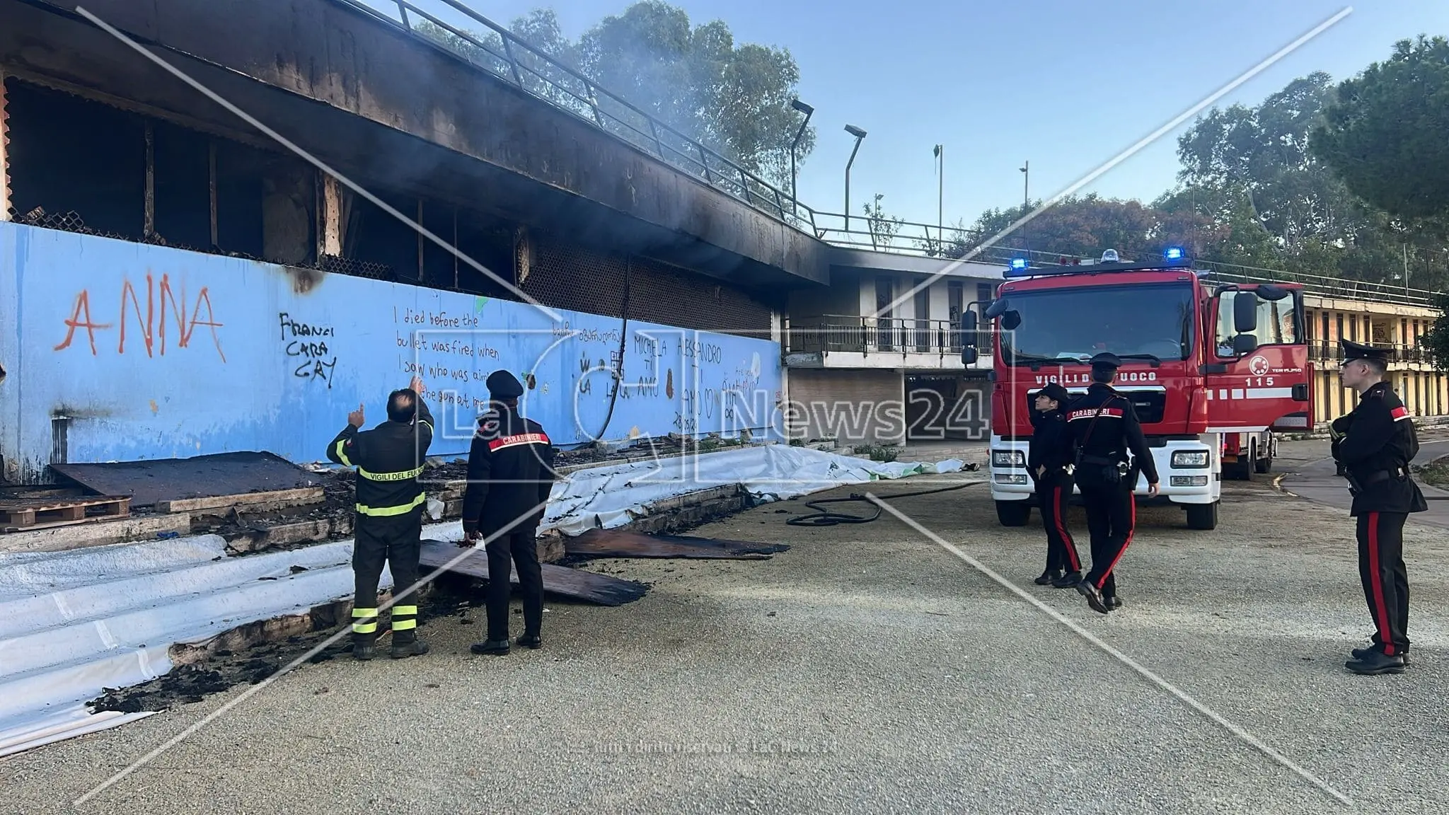 Reggio Calabria, vasto incendio al lido comunale: vigili del fuoco al lavoro per spegnere le fiamme