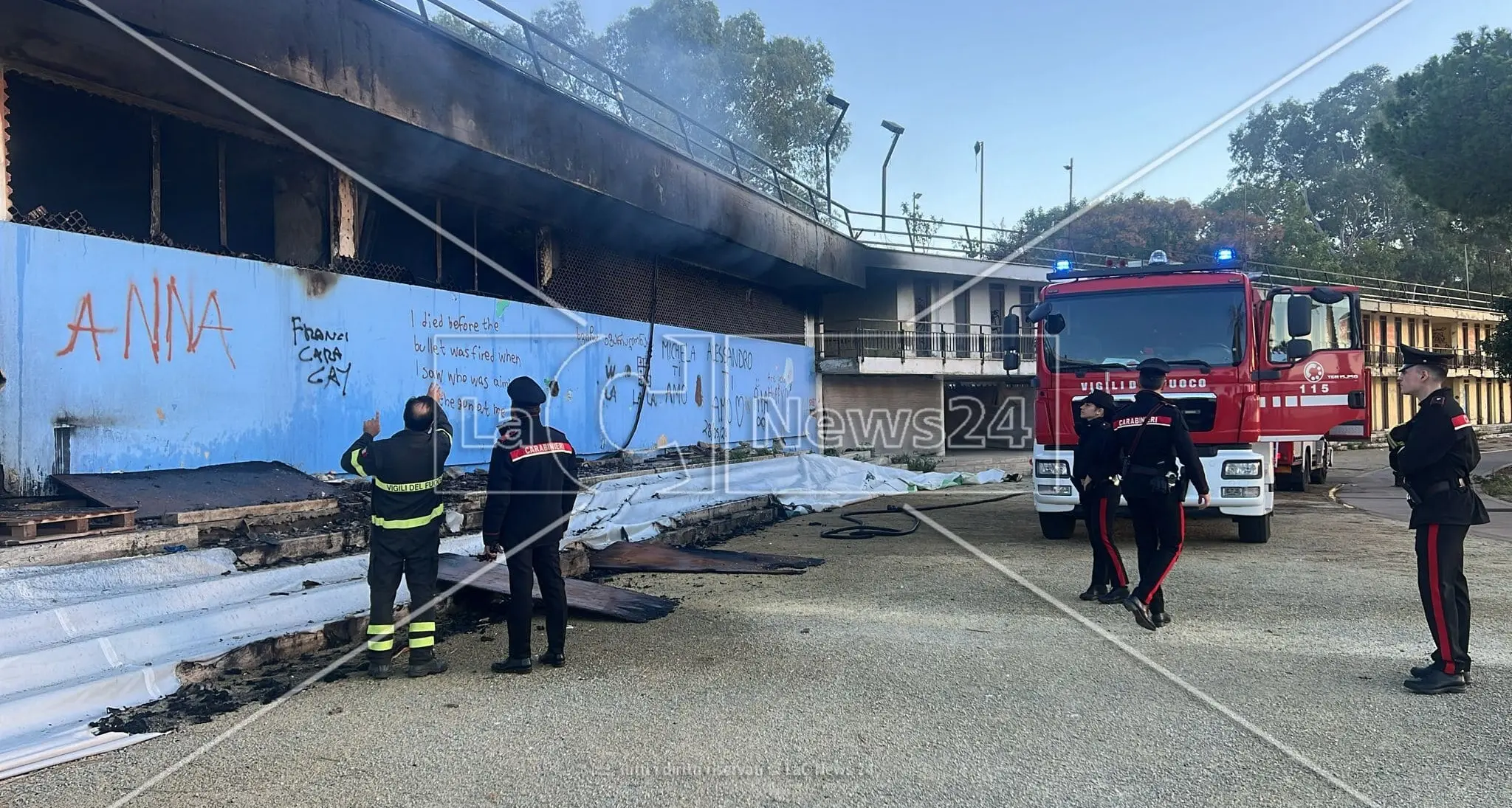 Reggio Calabria, vasto incendio al\u00A0lido comunale: vigili del fuoco al lavoro per spegnere le fiamme