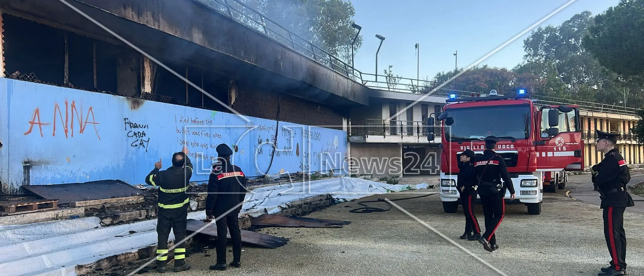 Reggio Calabria, vasto incendio al\u00A0lido comunale: vigili del fuoco al lavoro per spegnere le fiamme
