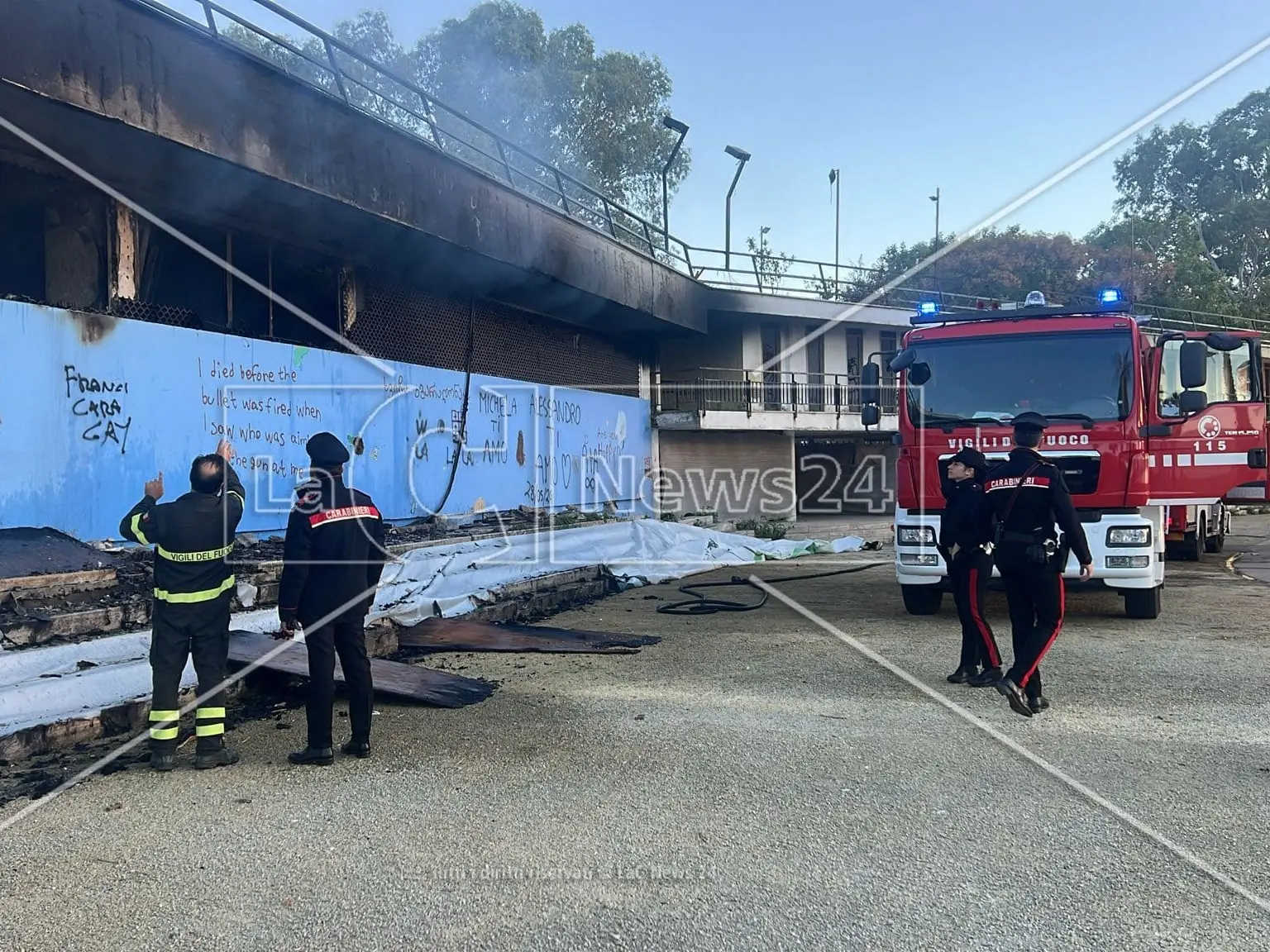 Reggio Calabria, vasto incendio al lido comunale: vigili del fuoco al lavoro per spegnere le fiamme