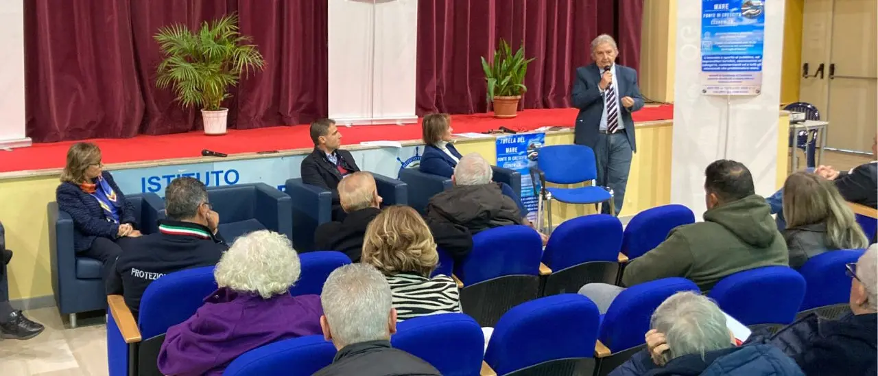 A Pizzo nasce un comitato contro il mare verde: «Se ne parla anche in\u00A0Germania, ora basta o il turismo morirà»\n