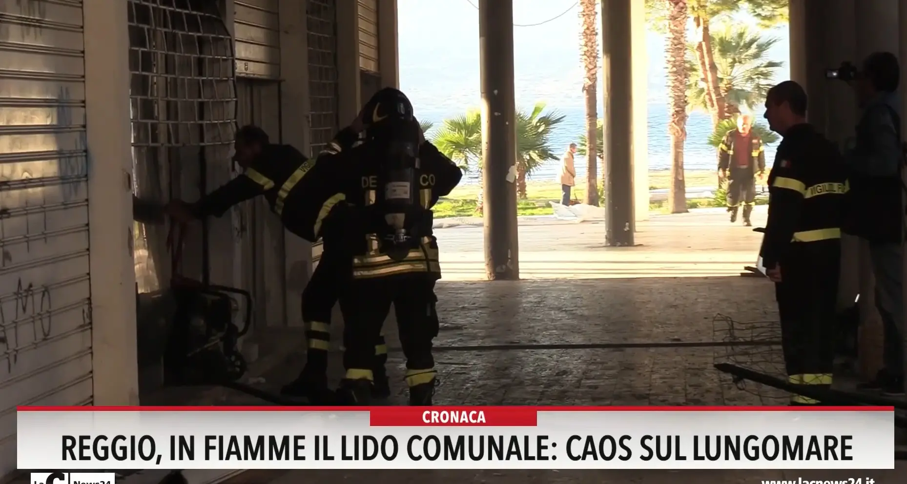 Reggio, in fiamme il lido comunale. Caos sul lungomare