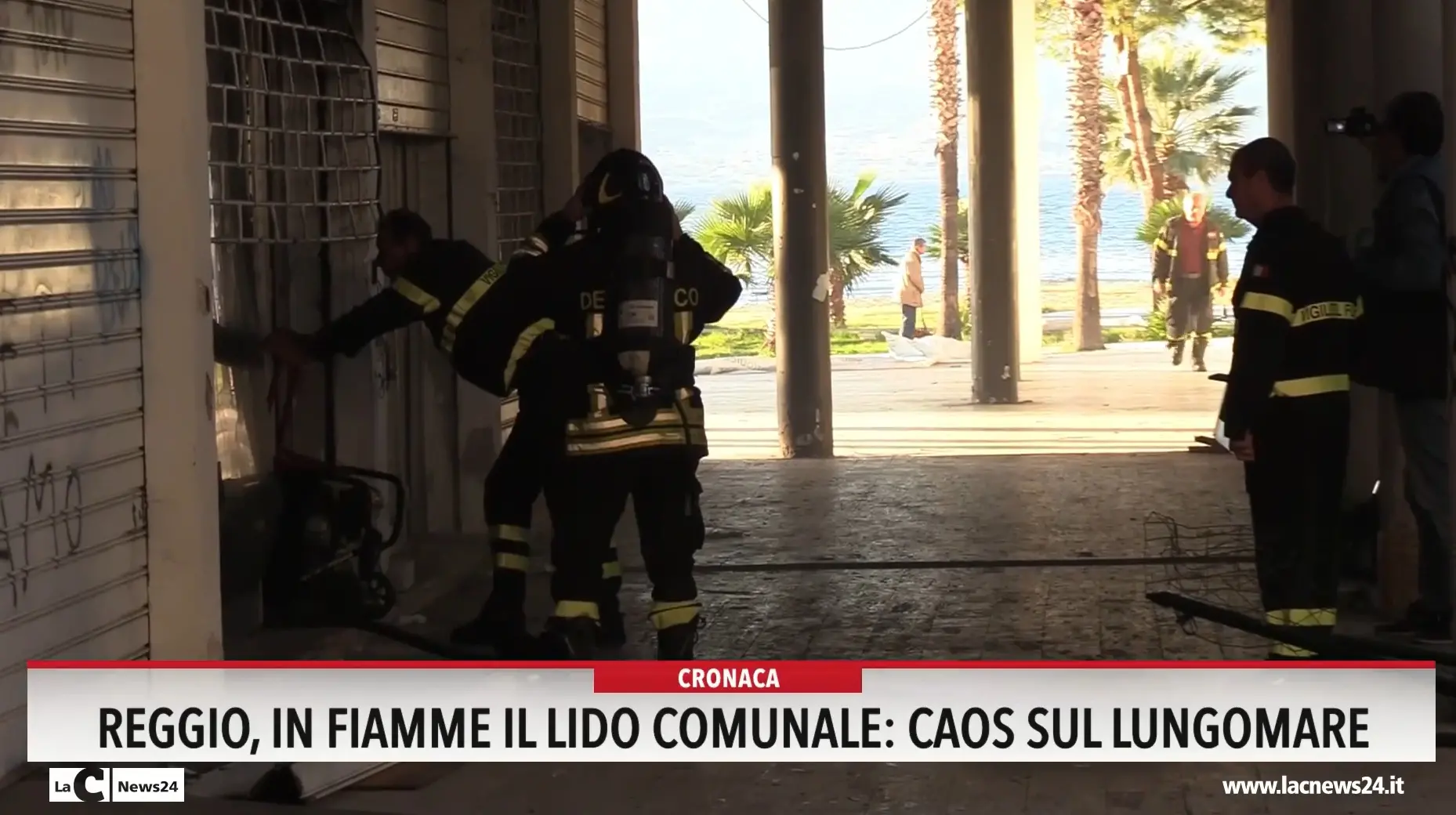 Reggio, in fiamme il lido comunale. Caos sul lungomare