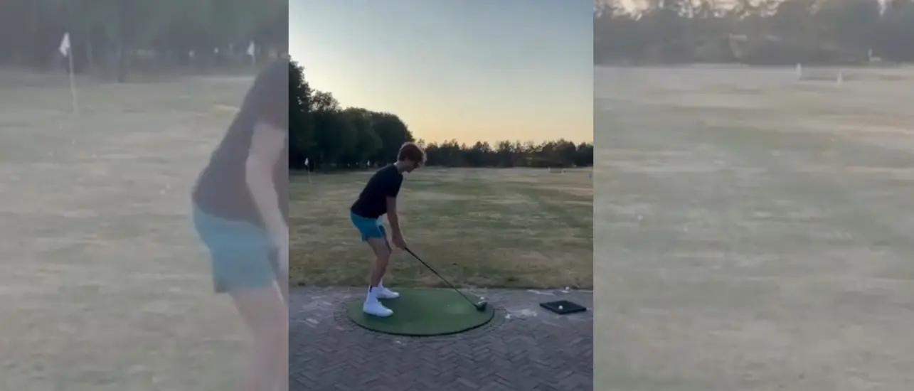 In vacanza Sinner si cimenta con il golf ma con scarsi risultati. E il padre ride