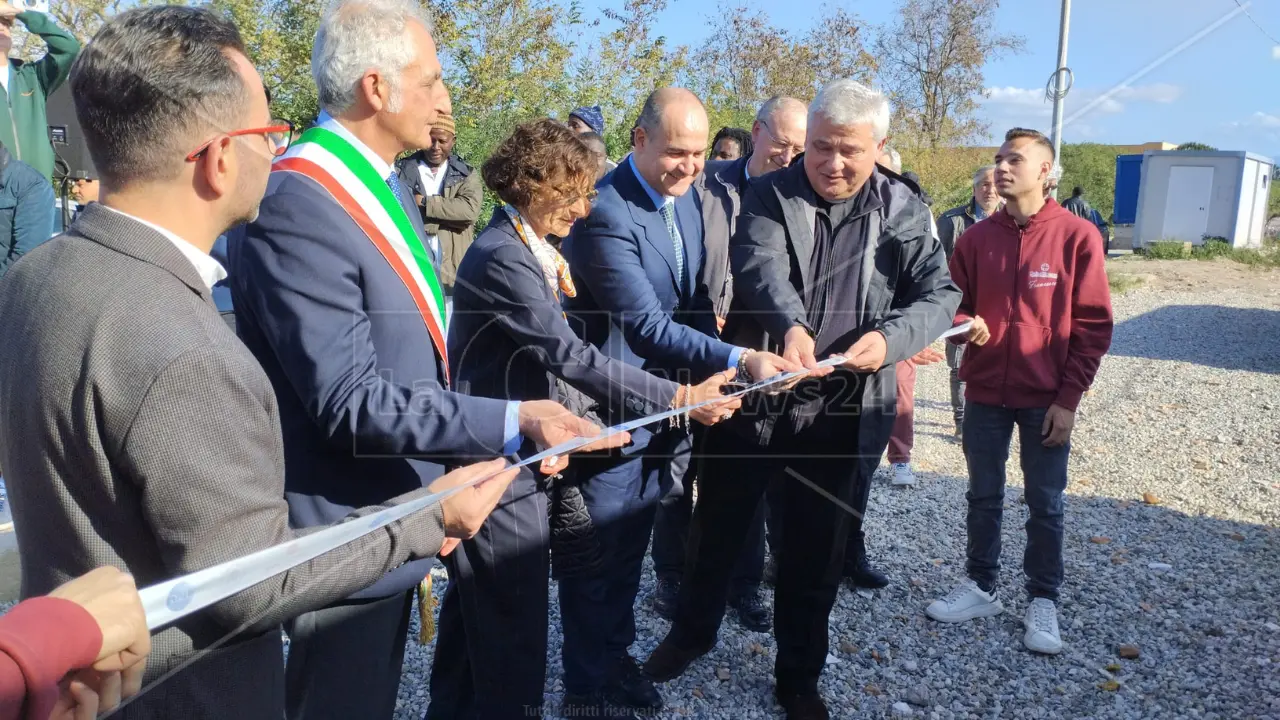 A San Ferdinando la “lavanderia del Papa”: docce e servizi per la cura di abiti e coperte a favore degli indigenti