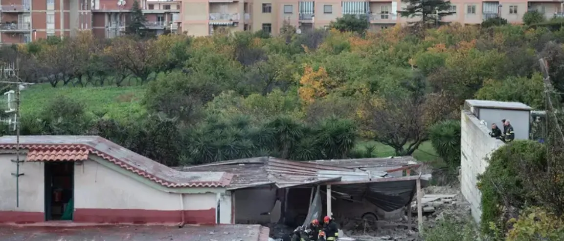 Esplosione in una fabbrica abusiva a Ercolano, il titolare al gip: «Io non c’entro niente»\n