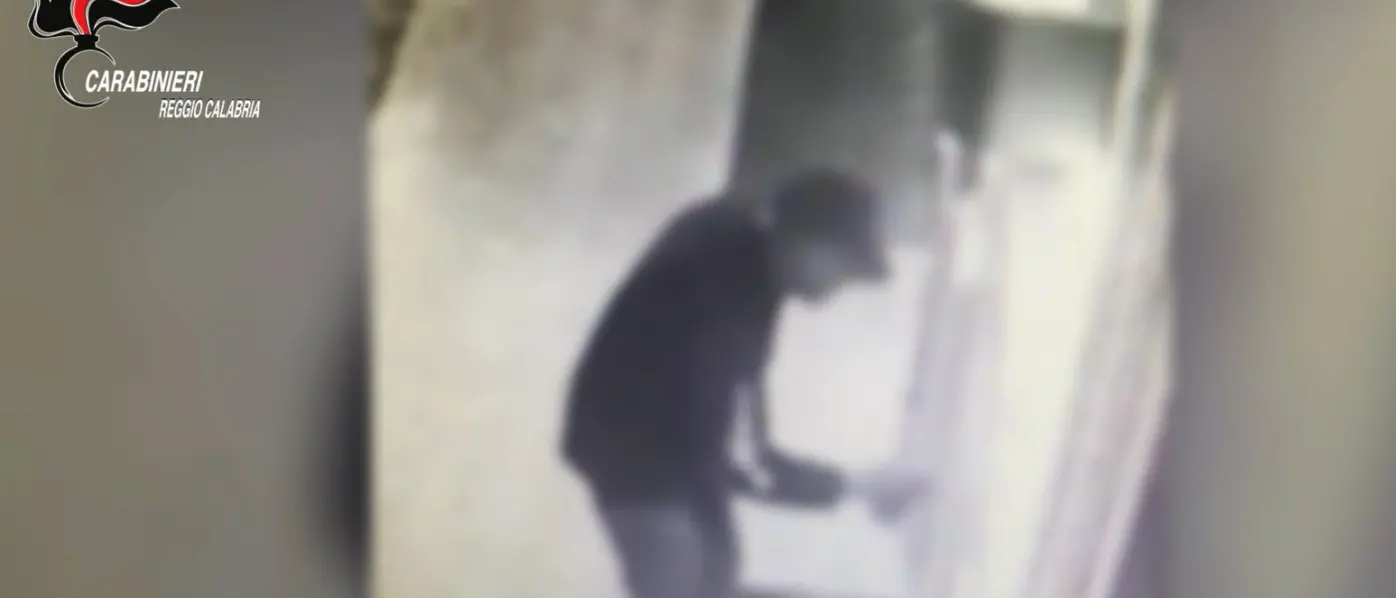 Reggio Calabria, imbratta con vernice spray la facciata dell’Accademia belle arti: denunciato\n