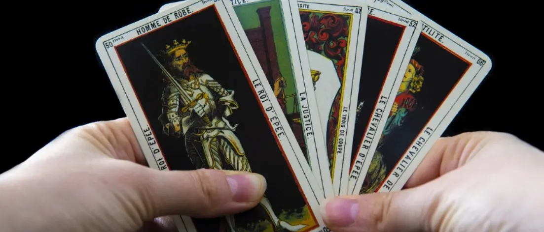 Finta cartomante estorce denaro a 46enne e diffonde video intimi: denunciata per revenge porn\n