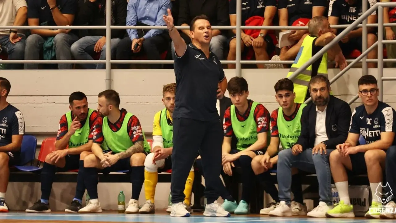 L\\'allenatore rossobl\\u00F9 Leo Tuoto