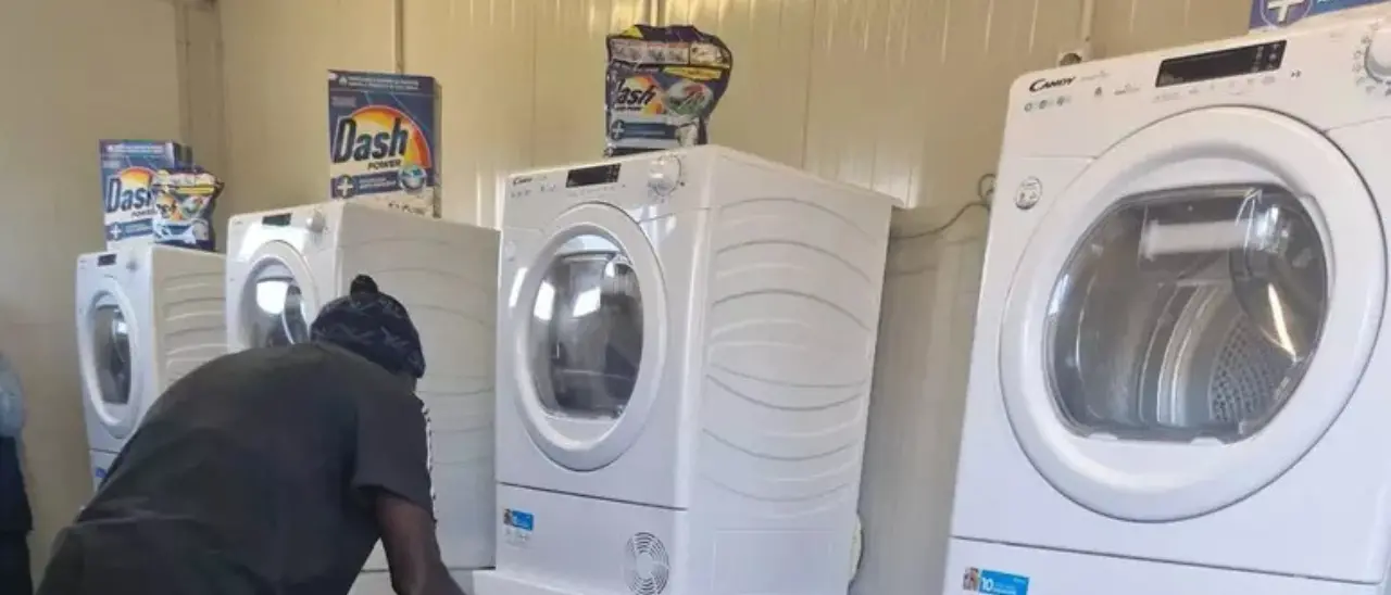 La “lavanderia del Papa” a San Ferdinando per ridare dignità a chi vive in condizioni di disagio ma la tendopoli resta nel degrado\n