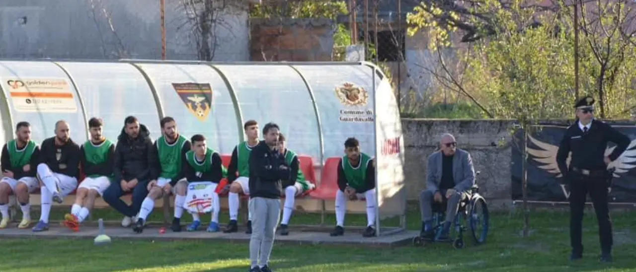 «Qui non può stare, è pericoloso». Arbitro di Locri non autorizza a bordocampo 67enne disabile e monta la polemica\n