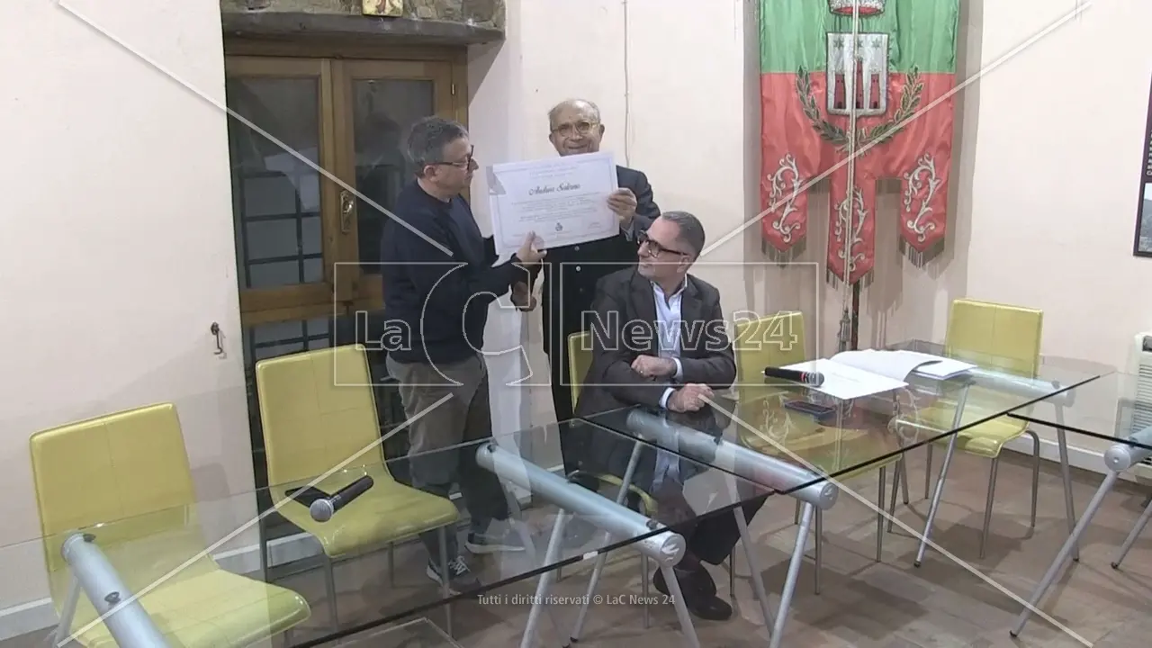 <p>Il direttore de La7 riceve la cittadinanza onoraria a Castiglione Cosentino</p>\\n