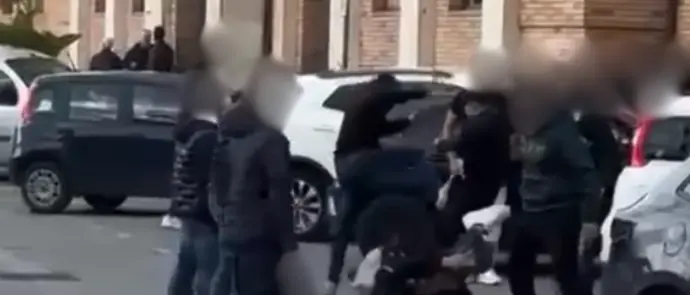 Calci e pugni davanti al Comune di Vibo Valentia, dopo la rissa\u00A0arrivano le denunce per cinque ragazzi tra 15 e 17 anni\n