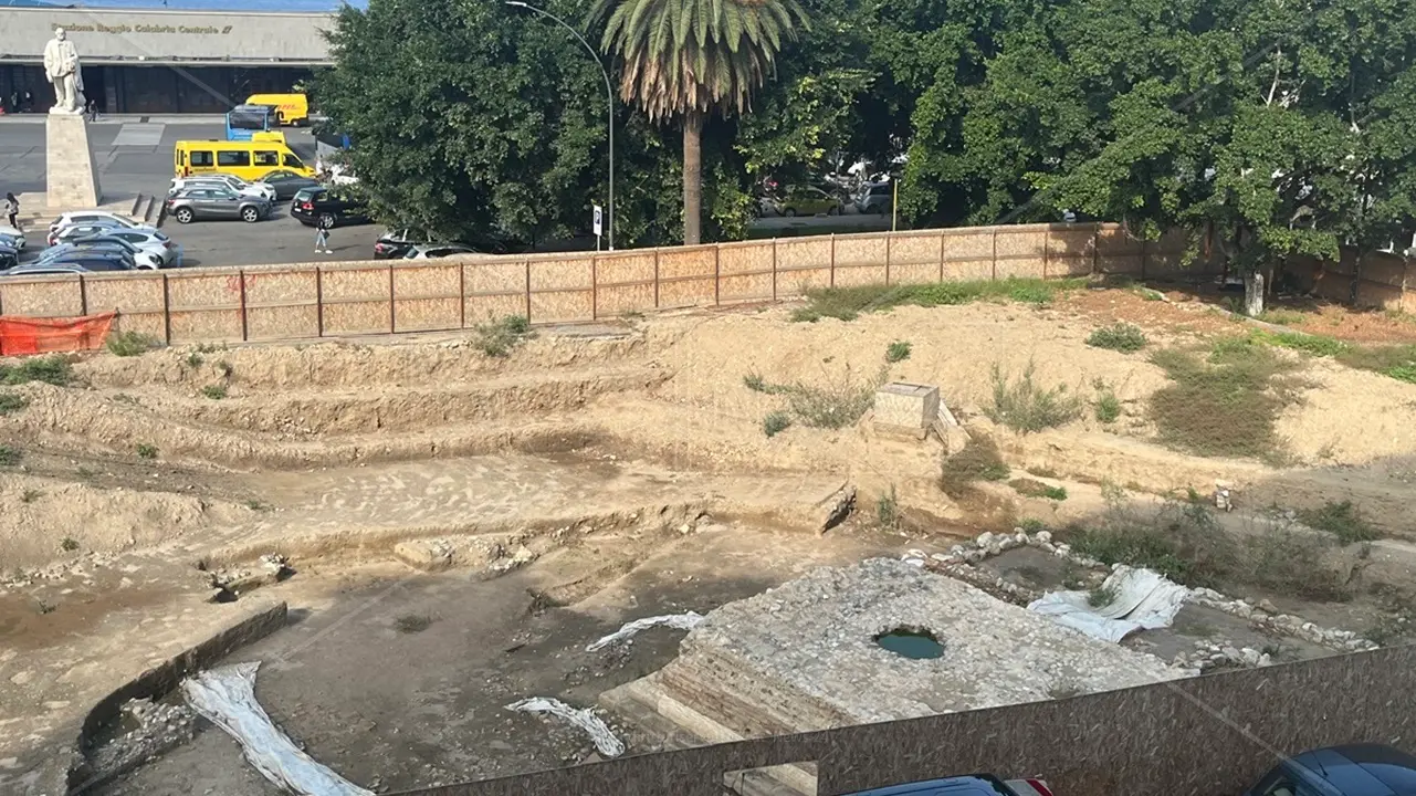 <p>Reggio, l&#39;area di cantiere degli scavi archeologici di piazza Garibaldi a Reggio</p>\\n