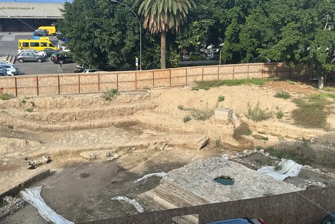 <p>Reggio, l&#39;area di cantiere degli scavi archeologici di piazza Garibaldi a Reggio</p>\\n