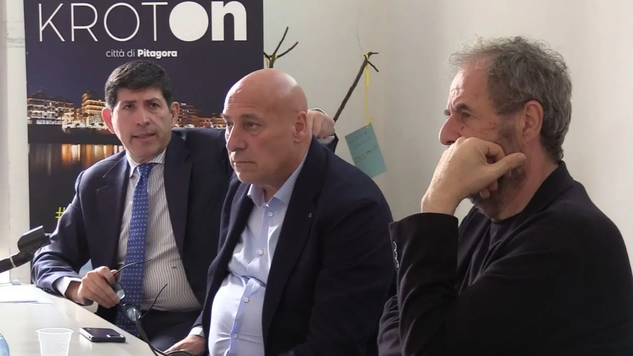 <p>Da sinistra Antonio Senatore dirigente di Antica Kroton, Vincenzo Voce sindaco di Crotone e Mario Cucinella</p>\\n