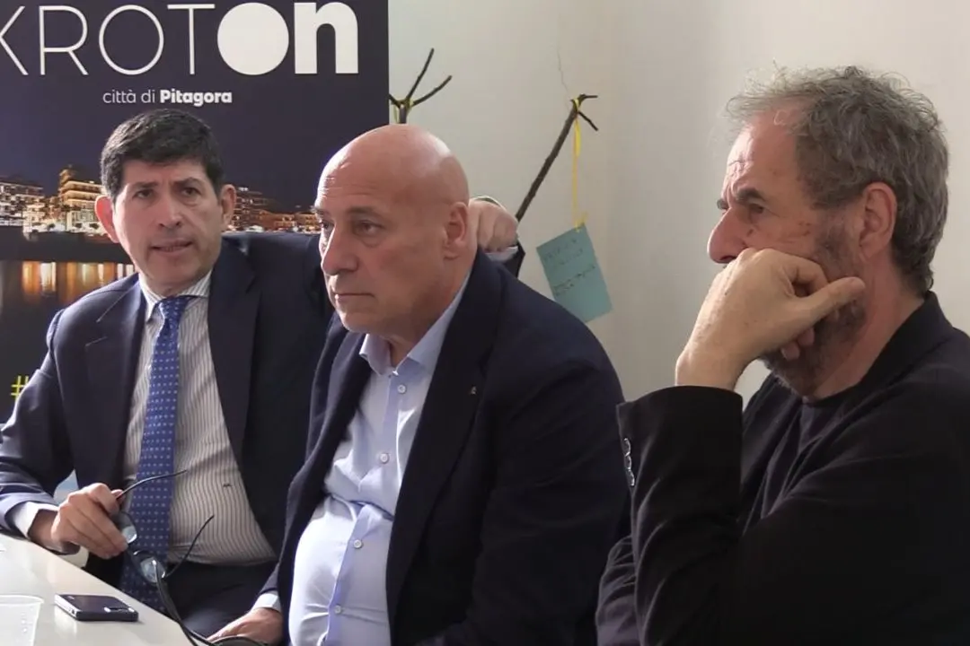<p>Da sinistra Antonio Senatore dirigente di Antica Kroton, Vincenzo Voce sindaco di Crotone e Mario Cucinella</p>\\n