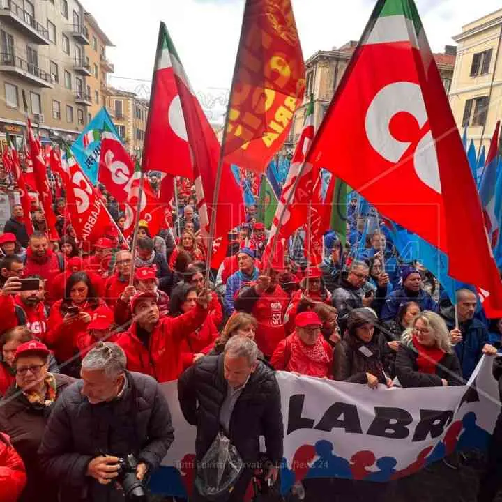Sciopero generale, in 5mila sfilano a Cosenza nonostante la pioggia:\u00A0«È la nostra rivoluzione sociale»\n