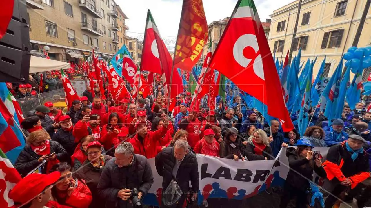 Sciopero generale, in 5mila sfilano a Cosenza nonostante la pioggia:\u00A0«È la nostra rivoluzione sociale»\n