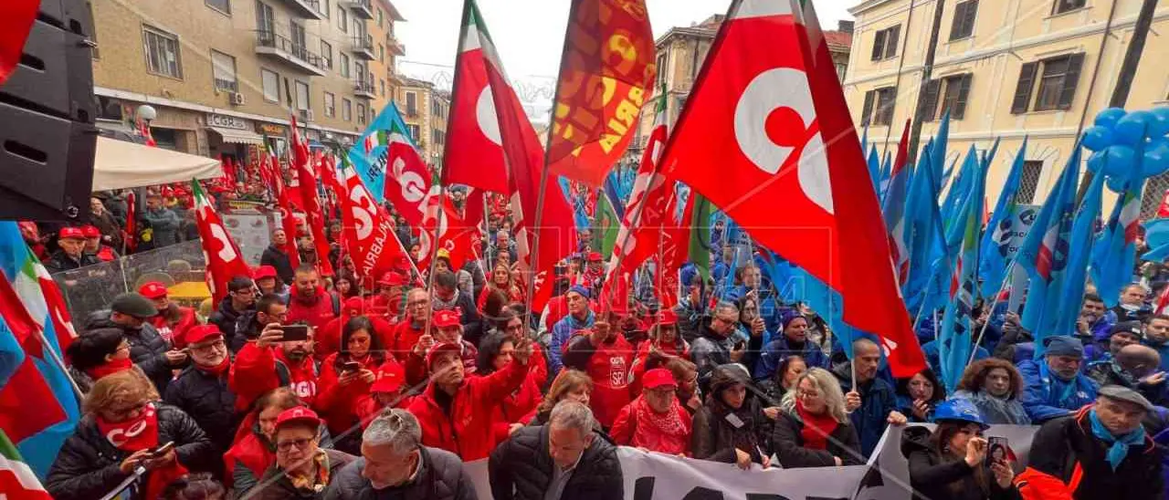 Sciopero generale, in 5mila sfilano a Cosenza nonostante la pioggia:\u00A0«È la nostra rivoluzione sociale»\n