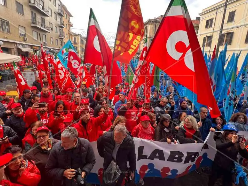 Sciopero generale, in 5mila sfilano a Cosenza nonostante la pioggia: «È la nostra rivoluzione sociale»