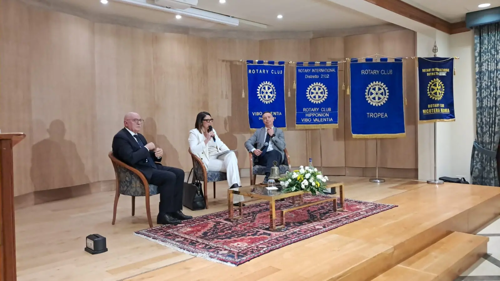 Il procuratore Camillo Falvo (a destra) e il biologo Silvio Greco al convegno del Rotary