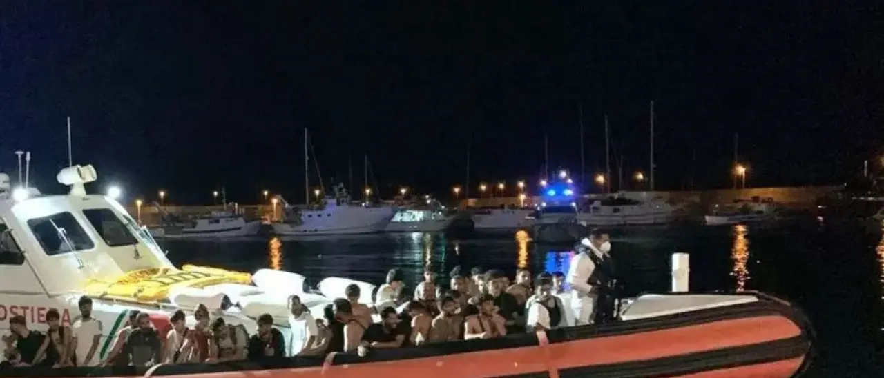 Nuovo sbarco di migranti nella Locride, salvate 94 persone al largo di Roccella Ionica\n