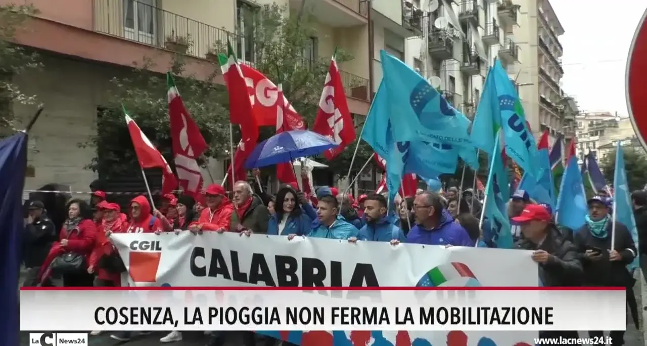 Sciopero generale, a Cosenza la pioggia non ferma la mobilitazione