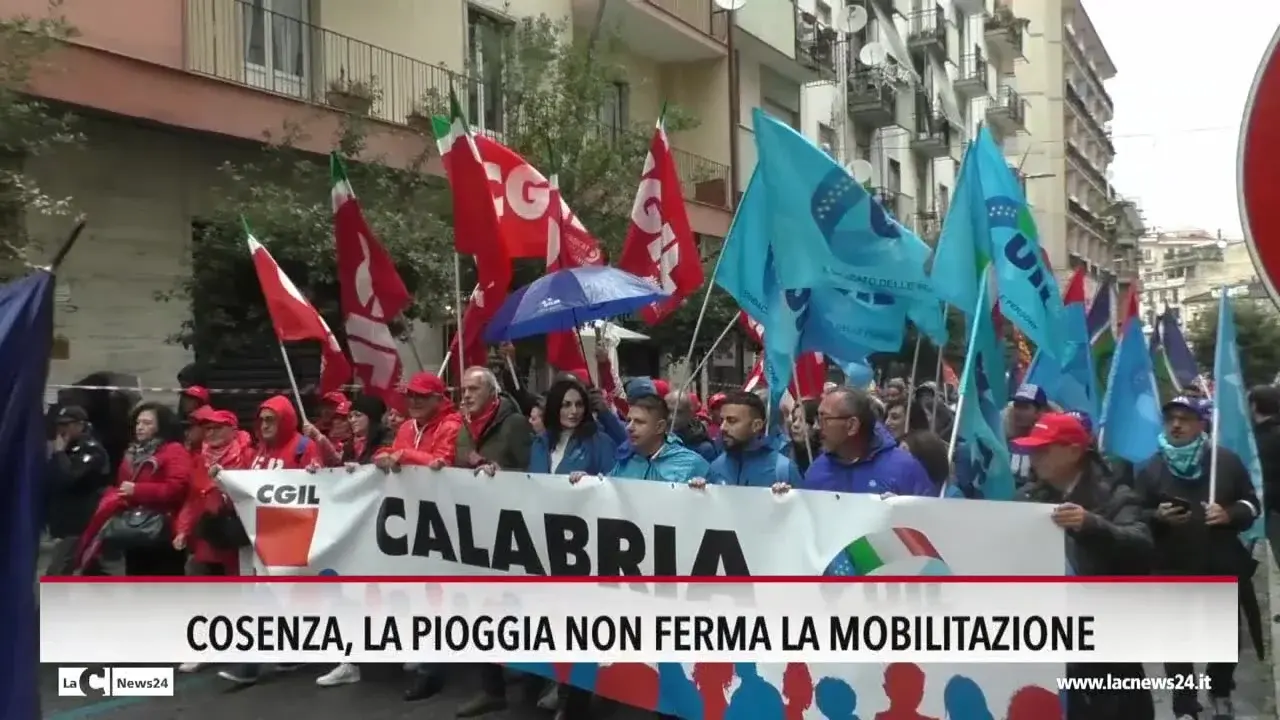 Sciopero generale, a Cosenza la pioggia non ferma la mobilitazione