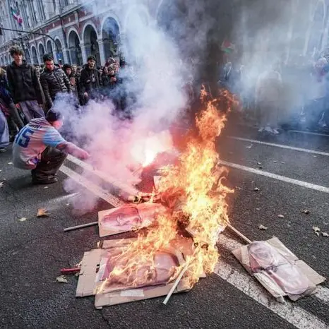 A Torino scontri tra antagonisti e polizia durante la manifestazione dei sindacati: bruciate le foto di Meloni e Salvini