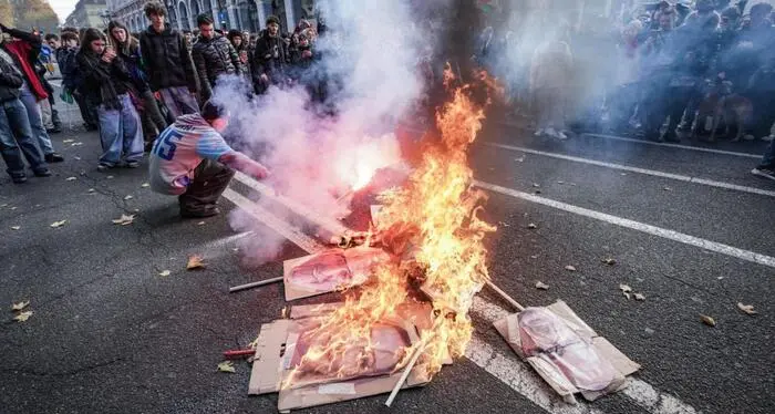 A Torino, al termine di un corteo di studenti, centri sociali e pro Palestina, alcune centinaia di manifestanto hanno bruciato una sagoma di stracci raffigurante il volto del ministro delle Infrastrutture Matteo Salvini e tre maxi foto coi i volti della premier Giorgia Meloni, del ministro della Difesa Guido Crosetto e del ceo di Leonardo, Roberto Cingolani. 29 novembre 2024 ANSA/TINO ROMANO , ANSA