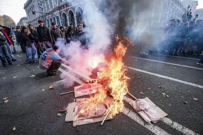 A Torino scontri tra antagonisti e polizia durante la manifestazione dei sindacati: bruciate le foto di Meloni e Salvini