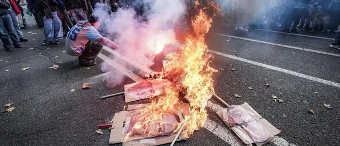 A Torino scontri tra antagonisti e polizia durante la manifestazione dei sindacati: bruciate le foto di Meloni e Salvini