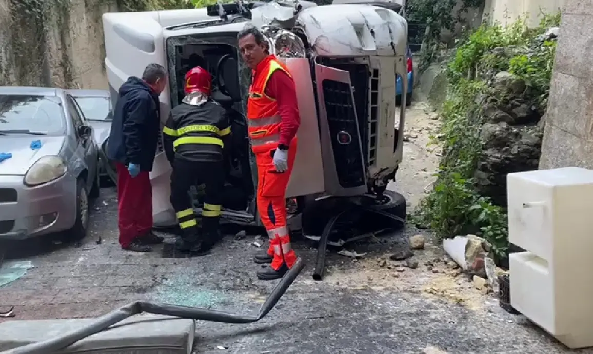 Incidente mortale a Pizzo: camper precipita da un ponte e l'autista muore sul colpo