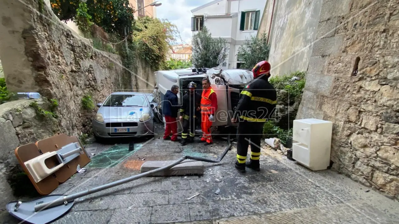 Tragico incidente a Pizzo, camper precipita da un ponte: muore il conducente, ferita la moglie\n