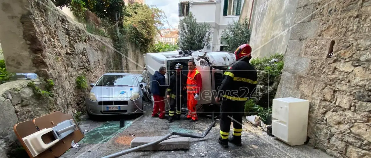 Tragico incidente a Pizzo, camper precipita da un ponte: muore il conducente, ferita la moglie\n